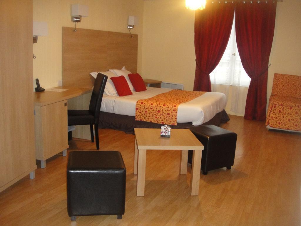 Hotel L' Ecu Montbard Rum bild